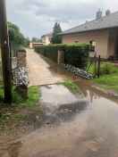 Foto: Regenwasser läuft stark (auch bei normalem Regenfall) auf unser Grundstück  